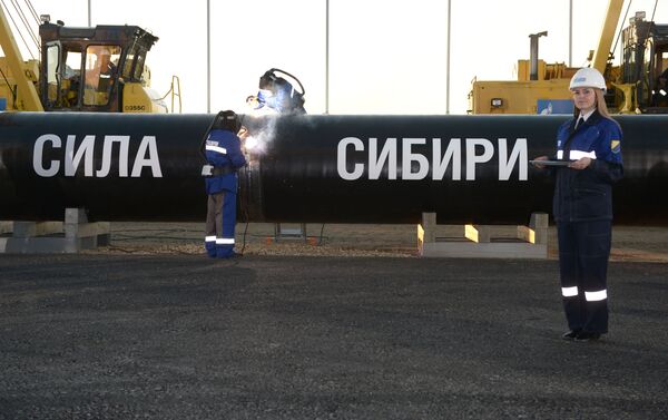 Сварка шва на церемонии соединения первого звена магистрального газопровода Сила Сибири. Архивное фото - Sputnik Кыргызстан