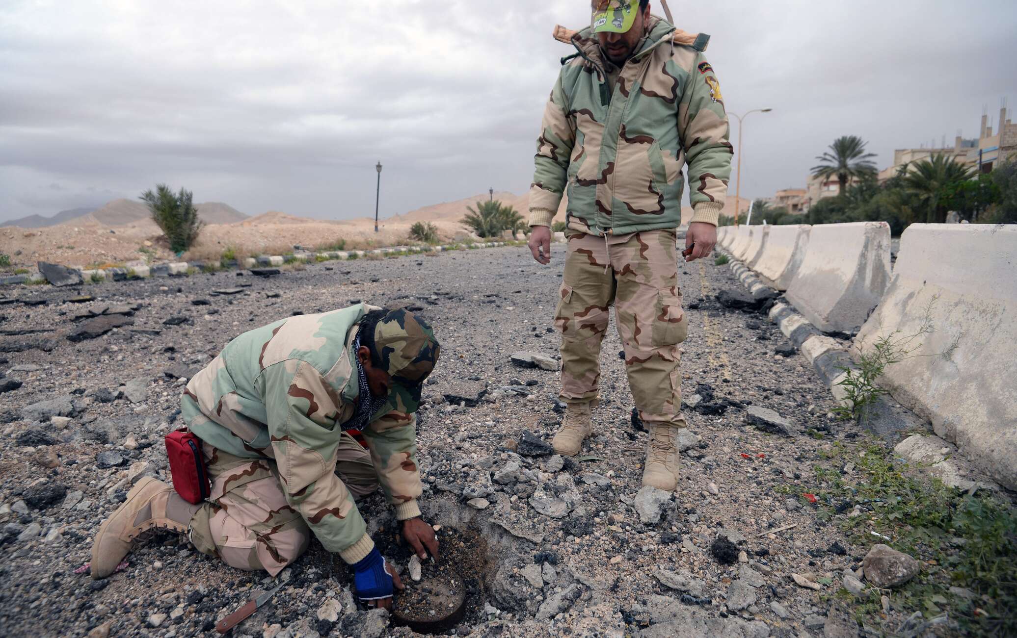 Солдат наступает на мину. Подорвался на мине фулл. Арми хаммер мина. Сапер подорвался на мине. Минно-взрывные заграждения.