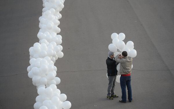 Мужчины с белыми шарами. Архивное фото - Sputnik Кыргызстан