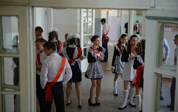 Выпускники школы. Архивное фото - Sputnik Кыргызстан