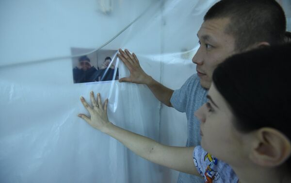 Посетители на выставке Туманные очертания на площадке Творческой группы 705 в столице - Sputnik Кыргызстан