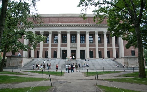 Фасад Гарвардского университета в городе Кембридж, США. Архивное фото - Sputnik Кыргызстан