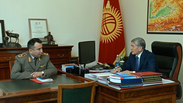 Президент Алмазбек Атамбаев принял начальника Генерального штаба Вооруженных Сил Раимберди Дуйшенбиева - Sputnik Кыргызстан