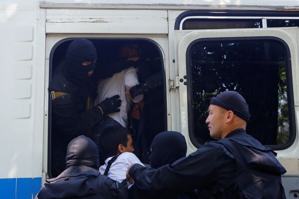 Микроавтобусы казахской полиции в субботу были переполнены - Sputnik Кыргызстан