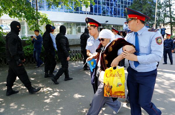 Среди задержанных были и женщины пожилого возраста - Sputnik Кыргызстан