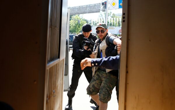Сотрудники полиции задерживают журналиста на акции протеста против правительства и земельной реформы в Алматы, Казахстан. - Sputnik Кыргызстан