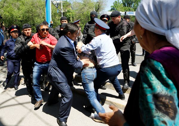 Митингге катышам деп келгендерди полиция кармады - Sputnik Кыргызстан