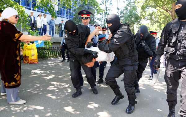 Кадры задержания вышедших на акцию протеста в Алматы - Sputnik Кыргызстан