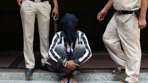 Сотрудники индийской полиции сопровождают задержанного, который обвиняется в убийстве и сексуальном нападении на шестилетнюю девочку в Нью-Дели. Архивное фото - Sputnik Кыргызстан