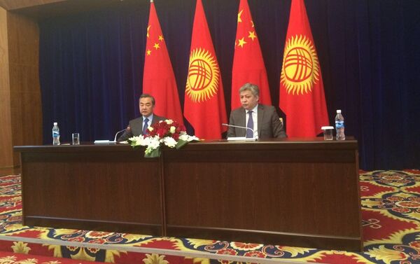 Министр иностранных дел КР Эрлан Абдылдаев во время встречи с коллегой из Китая Ван И - Sputnik Кыргызстан