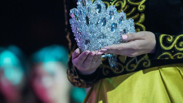 Корона победительницы конкурса красоты Мисс Кыргызстан — 2016 - Sputnik Кыргызстан