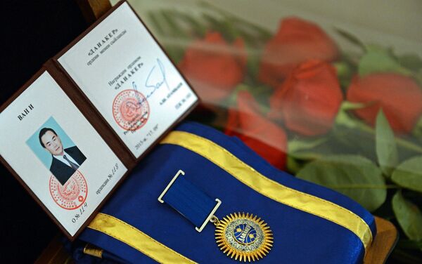 Президент Кыргызстана Алмазбек Атамбаев наградил министра иностранных дел Китая Ван И орденом Данакер - Sputnik Кыргызстан