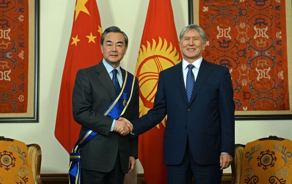 Президент Кыргызстана Алмазбек Атамбаев во время награждения министра иностранных дел Китая Ван И орденом Данакер - Sputnik Кыргызстан