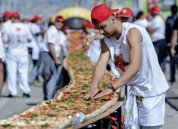 Неаполдо 250 ашпозчу 1 860 метрлик пицца даярдашты. Аны жасоого 11 саат кетип, 2 тонна ун, 2 тонна моцеррела сыры жана 1,6 тонна помидор колдонулган - Sputnik Кыргызстан