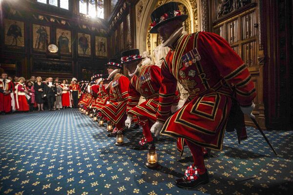 Лондондогу британ парламентинин жаңы сессиясынын ачылыш салтанаты. Анда XVI кылымда пайдаланылган айрым салт-санаалар колдонулат - Sputnik Кыргызстан