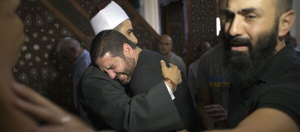 Имам мечети соболезнует мужчине, который потерял четырех родственников в авиакатастрофе самолета EgyptAir, потерпевшего крушение в Средиземном море. - Sputnik Кыргызстан