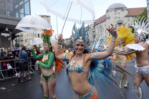 Берлинде Маданият карнавалы өттү. Анын максаты — Германиянын борбор калаасында көптөгөн маданияттын өкүлдөрү жашай турганын даңазалоо - Sputnik Кыргызстан