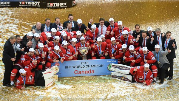 Игроки и тренерский штаб сборной Канады на церемонии награждения чемпионата мира по хоккею. - Sputnik Кыргызстан