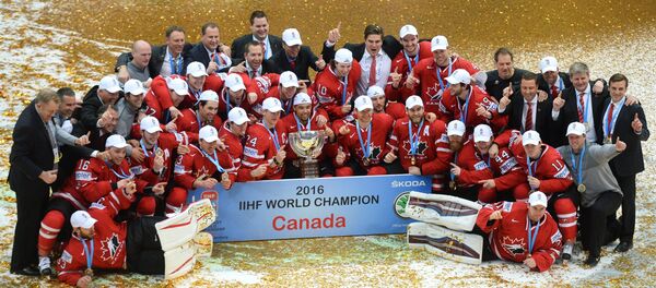 Игроки и тренерский штаб сборной Канады на церемонии награждения чемпионата мира по хоккею. Игроки и тренерский штаб сборной Канады на церемонии награждения чемпионата мира по хоккею. - Sputnik Кыргызстан