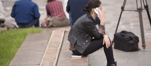 Телефон менен сүйлөшүп жаткан кыздын архивдик сүрөтү - Sputnik Кыргызстан