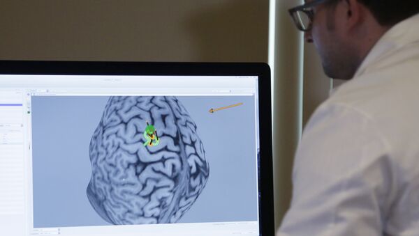 Ученый смотрит на снимок мозга на мониторе. Архивнео фото - Sputnik Кыргызстан