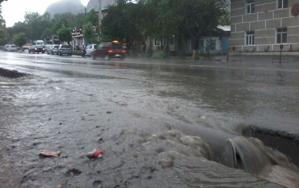 Центральные улицы Оша затопило после ливней - Sputnik Кыргызстан