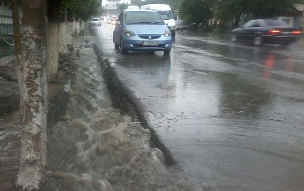 По предварительным данным, затоплены по крайней мере центральные улицы города — Курманжан Датка, Ленина, Гапара Айтиева - Sputnik Кыргызстан