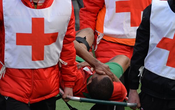 Медики на носилках уносят травмированного футболиста. Архивное фото - Sputnik Кыргызстан