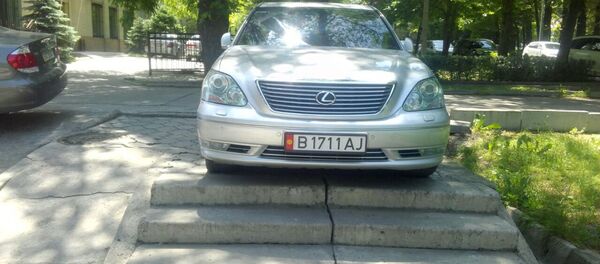 Припаркованный автомобиль марки Lexus на тротуаре пересечении проспектов Эркиндик и Жибек Жолу перед небольшой лестницей - Sputnik Кыргызстан