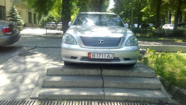 Lexus үлгүсүндөгү автоунаа тротуарга токтотулган - Sputnik Кыргызстан