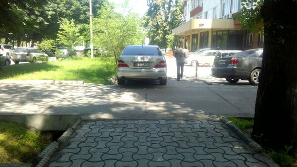 Припаркованный автомобиль марки Lexus на тротуаре пересечении проспектов Эркиндик и Жибек Жолу - Sputnik Кыргызстан