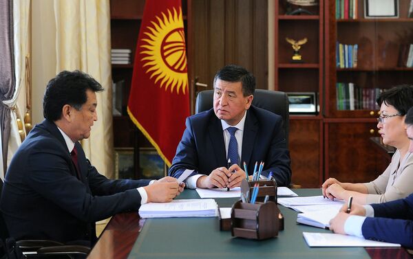 Премьер-министр Сооронбай Жээнбеков и министр здравоохранения Талантбек Батыралиев во время приема - Sputnik Кыргызстан