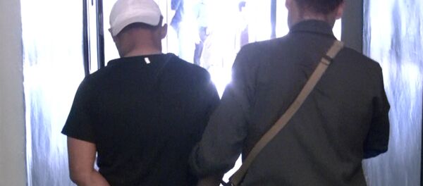 Разбой средь бела дня — мужчина, угрожая ножом, отобрал у ношей сумку - Sputnik Кыргызстан