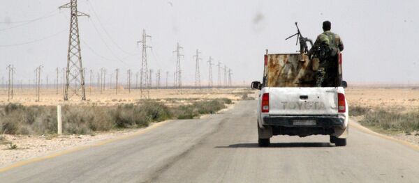 Военнослужащий на дороге в городе Ракка. Архивное фото - Sputnik Кыргызстан