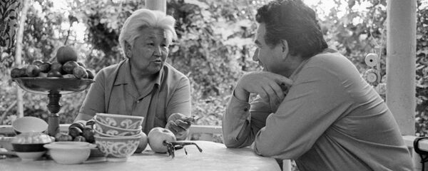 Жазуучулар Түгөлбай Сыдыкбеков жана Чыңгыз Айтматов. Архив - Sputnik Кыргызстан