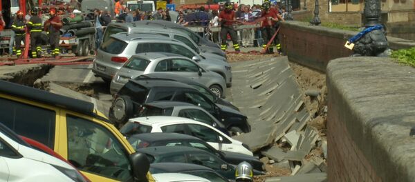 Около 20 машин провалились в яму в центре Флоренции. Кадры с места ЧП - Sputnik Кыргызстан