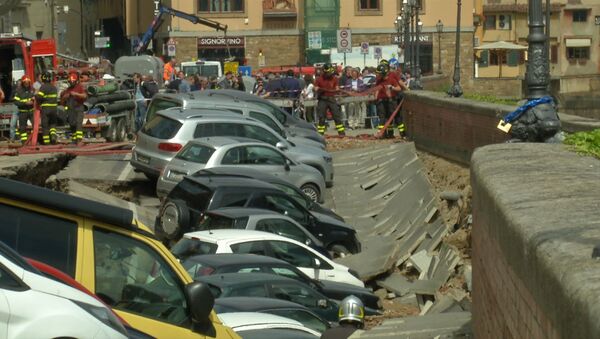 Около 20 машин провалились в яму в центре Флоренции. Кадры с места ЧП - Sputnik Кыргызстан