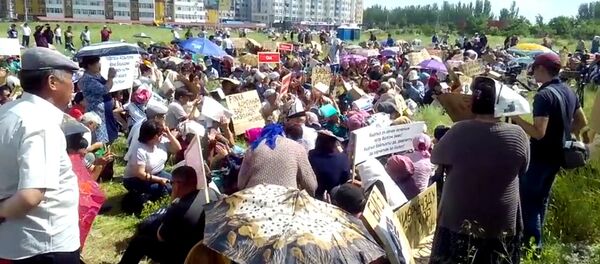 Более 600 заемщиков протестовали у здания посольства США - Sputnik Кыргызстан