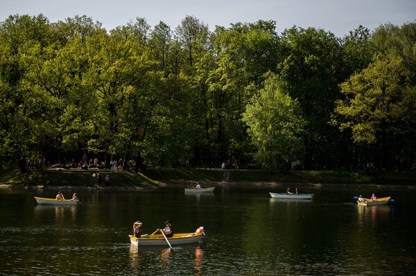 Горожане катаются на лодках по реке - Sputnik Кыргызстан