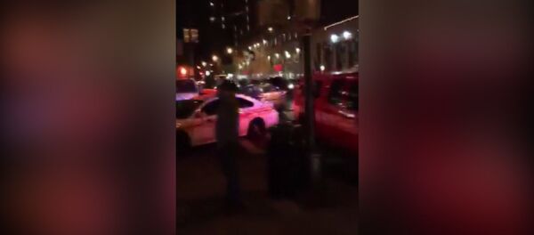 Первые кадры у концертного зала в Нью-Йорке, где неизвестный открыл стрельбу - Sputnik Кыргызстан