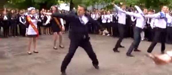 Директор Саратовской школы отжег на последнем звонке - Sputnik Кыргызстан