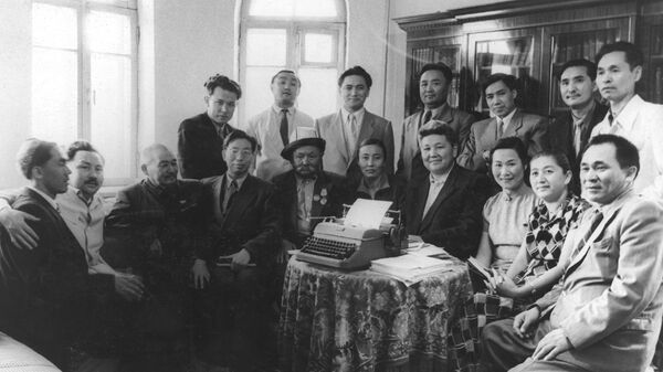 Встреча кыргызской и китайской интеллигенции во Фрунзе — фото 1954 года - Sputnik Кыргызстан