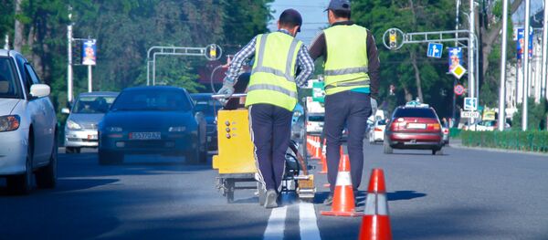 Бишкекасфальтсервис муниципалдык ишканасынын кызматкерлери жол түшүрүү учурунда - Sputnik Кыргызстан