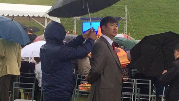 Чиновник, помощник которого держит над ним зонт - Sputnik Кыргызстан