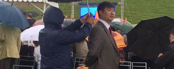 Чиновник, помощник которого держит над ним зонт - Sputnik Кыргызстан