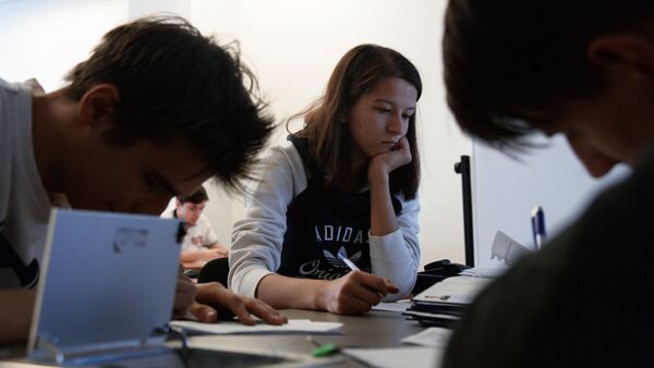 Студенты сдают экзамен. Архивное фото - Sputnik Кыргызстан