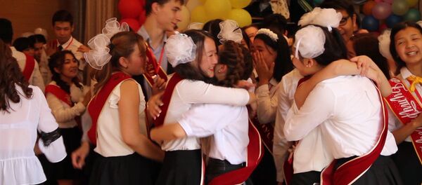 Бүтүрүүчүлөр үчүн акыркы коңгуроо кагылды - Sputnik Кыргызстан