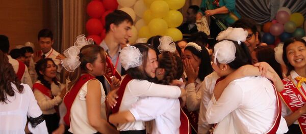 Плач и радость выпускников на Последнем звонке в Бишкеке - Sputnik Кыргызстан
