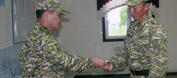 Марат Кенжисариев кенже лейтенант Айдарбек Бузурманбек уулуна кол саатын чечип берүү учурунда - Sputnik Кыргызстан