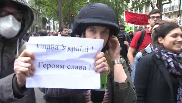 Проукраинские активисты плакатом закрывали камеру журналистов RT в Париже - Sputnik Кыргызстан